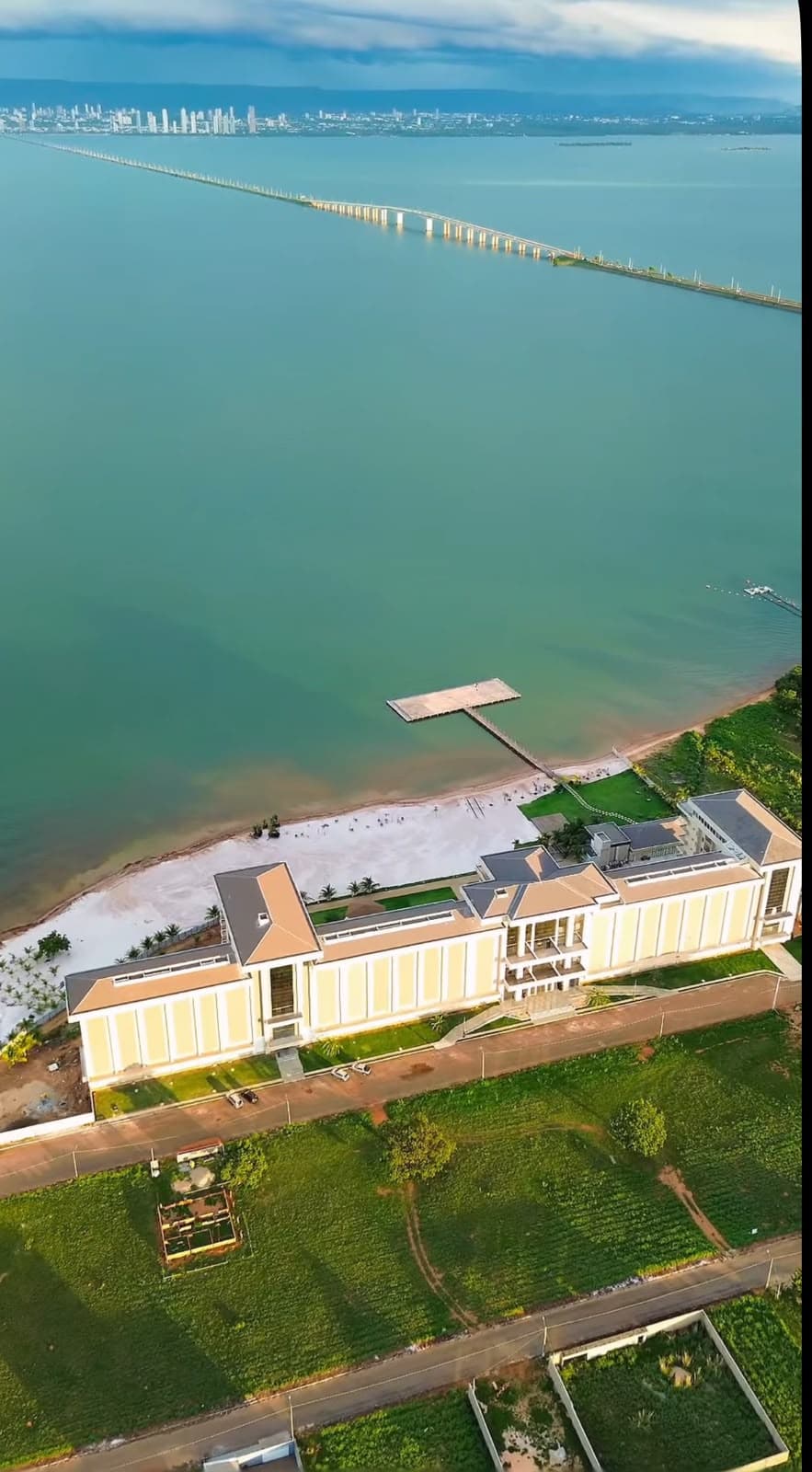 Vista aérea do Five Senses, vizinho ao Lake Village